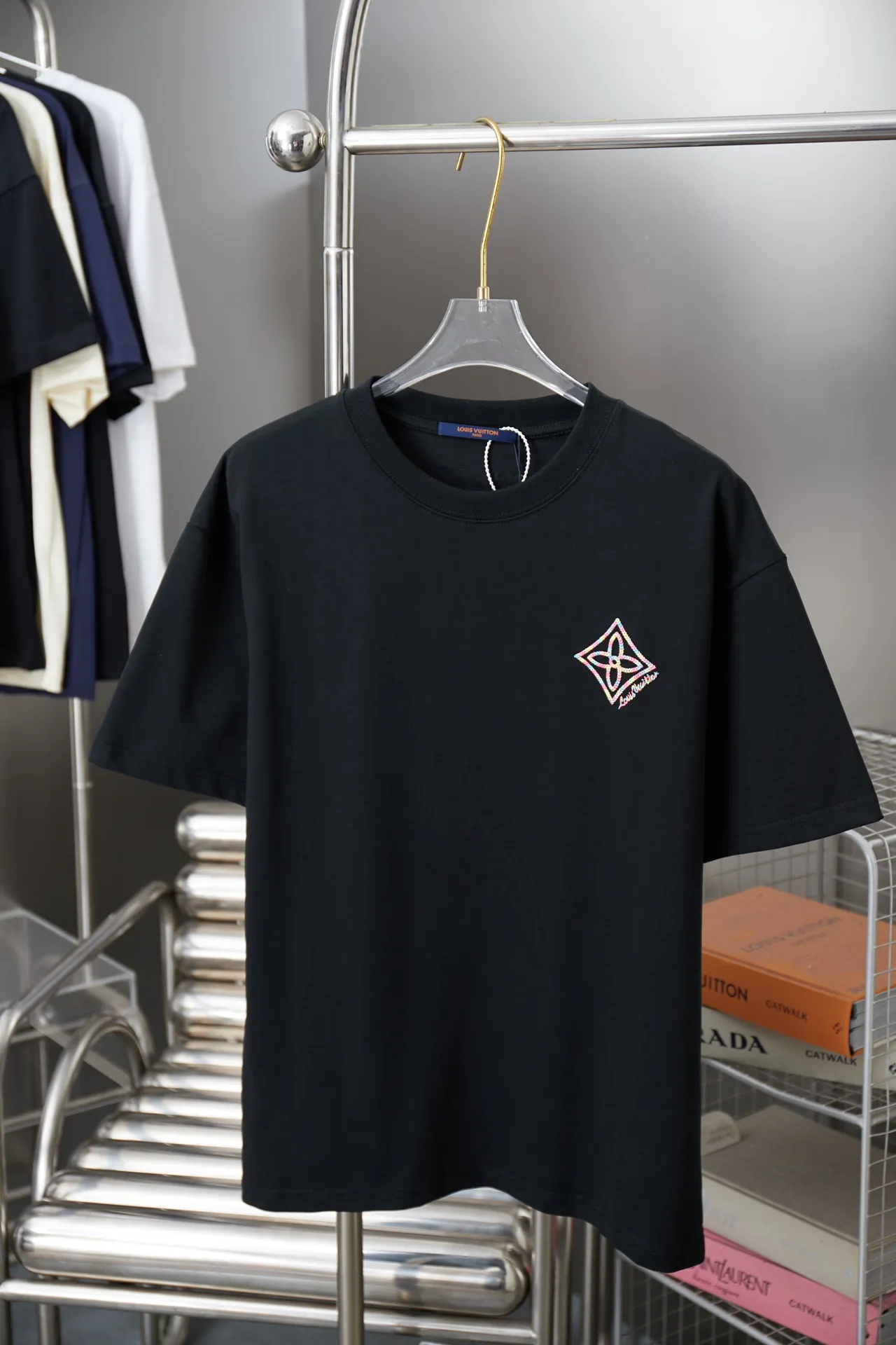 🅿️180 1V 25SS new style in early spring. Short sleeves with embroidered colorful hollow LV letters. Light luxury. Essential item for daily commuting for men and women. Correct version. Welcome to compare. Detailed features · 320g 100% pure cotton double yarn jersey fabric · Special thickened 32 pieces of double-strand 1X1 thread in the same vat custom dyeing · Imported Tajima machine embroidery with colorful hollow embroidered LV letters · Double needle stitching and cross-stitching technology · Original main mark, washed tag, brand moisture-proof paper packaging Color: black/white Size: S/M/L/XL